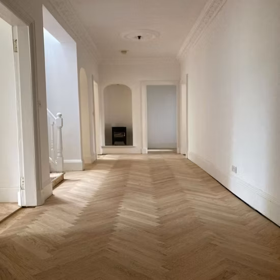 Pavimenti in parquet a spina di pesce Chevron in rovere bianco europeo